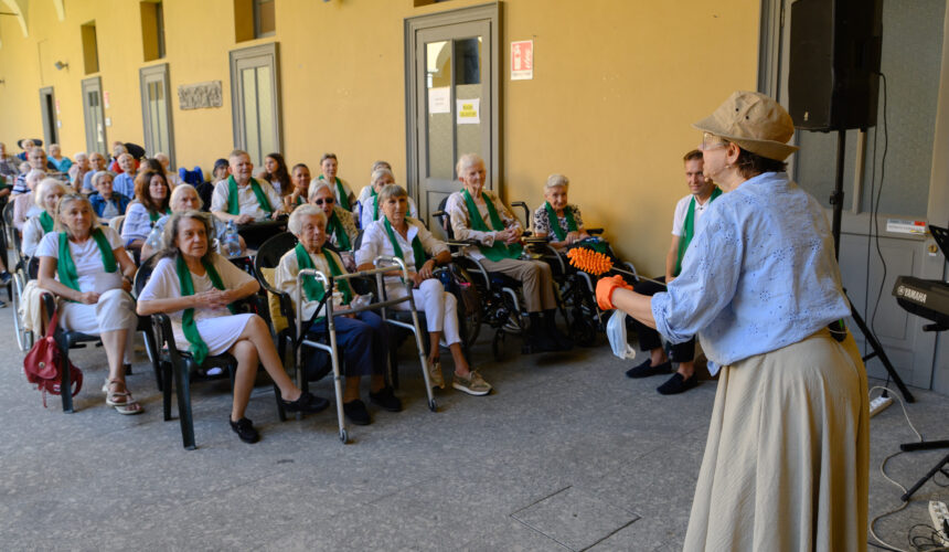 Opera white è un percorso didattico-musicale per anziani istituzionalizzati con l’obiettivo di valorizzare l’opera lirica come strumento per superare la solitudine all’interno delle RSA, proponendo attività di socializzazione tra anziani e inclusione con la comunità in cui vivono.