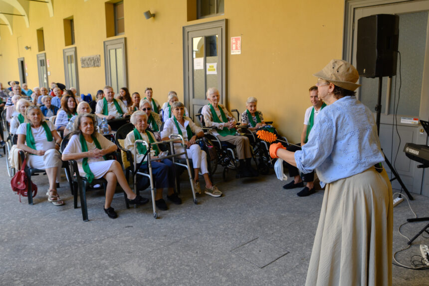 Opera white è un percorso didattico-musicale per anziani istituzionalizzati con l’obiettivo di valorizzare l’opera lirica come strumento per superare la solitudine all’interno delle RSA, proponendo attività di socializzazione tra anziani e inclusione con la comunità in cui vivono.