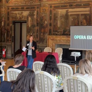 Il Teatro Sociale di Como ospiterà dal 6 all’8 maggio 2026 il forum annuale di Opera Europa dedicato all’Education & Outreach. Le tre giornate saranno dedicate allo scambio tra professionisti della rete europea dei teatri d’opera, con focus sul rapporto tra mondo educativo e lirica, il dialogo con le scuole, le strategie di audience development per le nuove generazioni e le possibili sinergie con il mondo accademico e scientifico.
