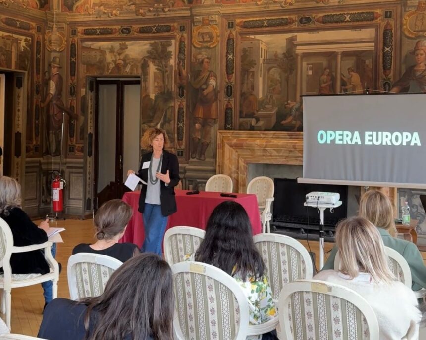 Il Teatro Sociale di Como ospiterà dal 6 all’8 maggio 2026 il forum annuale di Opera Europa dedicato all’Education & Outreach. Le tre giornate saranno dedicate allo scambio tra professionisti della rete europea dei teatri d’opera, con focus sul rapporto tra mondo educativo e lirica, il dialogo con le scuole, le strategie di audience development per le nuove generazioni e le possibili sinergie con il mondo accademico e scientifico.